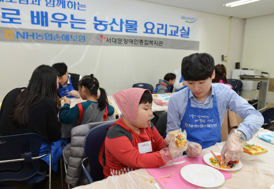 NH농협손해보험은 지난 20일, 서대문장애인종합복지관과 함께 장애아동을 대상으로 '동화로 배우는 요리교실' 교육과정을 실시했다고 21일 밝혔다. 헤아림 봉사단이 장애아동과 함께 교육과정에 참여하고 있다. NH농협손해보험 제공